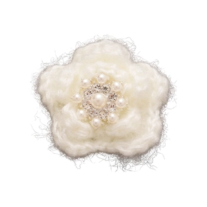 Barrette fleur tricotée blanche élégante avec perle et strass sur un fond blanc épuré