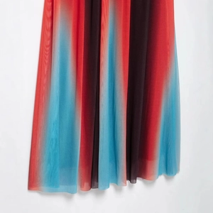 Vue verticale de la robe longue en tulle dégradé avec rayures rouges, bleues et noires