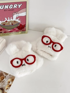 Detailansicht der flauschigen Kaninchen-Klapphandschuhe mit roter Brille und Fell