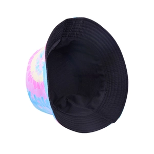 Bob tie-dye multicolore avec large bord et doublure noire vu sous un angle de 45 degres