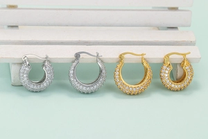 Pendientes de aro en forma de U con pavé de circonitas en oro y plata sobre banco