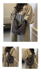Grand sac cabas léopard à la mode porté avec un trench-coat kaki élégant