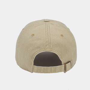 Détail de la casquette de baseball en coton kaki avec boucle réglable en bronze