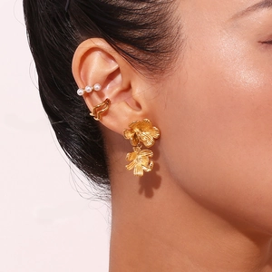 18K gold plated flower earrings set with metallic folds and white pearl ear cuff