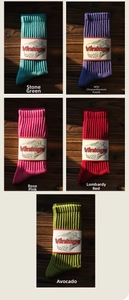 Gros plan de chaussettes en coton vintage aux tons terreux sur une surface en bois sombre