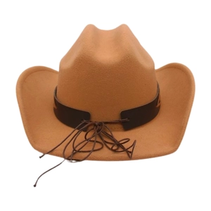 Détail d'un chapeau de cowboy en feutre kaki avec une bande décorative en cuir marron