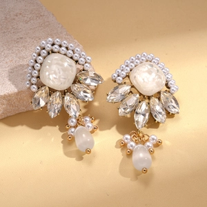 Elegant geometric rhombus drop earrings with faux pearls and sparkling crystals in gold