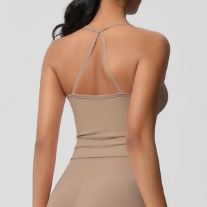 Dettaglio delle spalline incrociate sul top da yoga beige in tessuto traspirante spazzolato