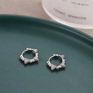 Micro-p鑲 zircon silver hoop earrings with rivet texture on dark green tray display