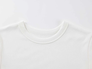 Détail du col rond d'un t-shirt thermique blanc ajusté avec des coutures précises