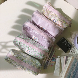 Set de cinco estuches y bolsas de maquillaje de lona floral con detalles de encaje