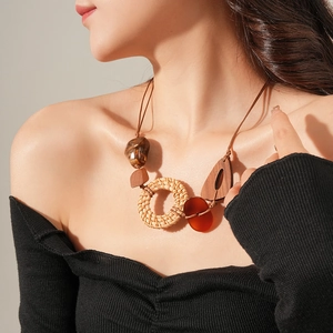 Collier bohème avec pendentif en rotin et résine porté par un mannequin en détail