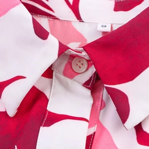 Abito chemisier in popeline con stampa foglia rossa e rosa, bottoni e cintura in vita