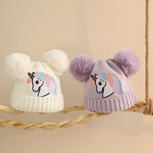 Winter-Strickmützen für Mädchen mit Pompons und bunter Einhorn-Stickerei Details