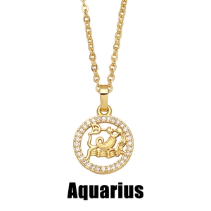 Détail du collier zodiaque Verseau doré avec incrustation de cristaux sur le pendentif