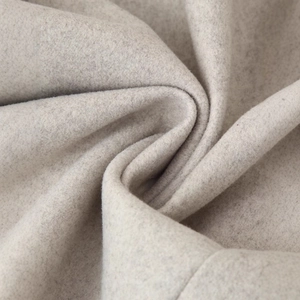 Gros plan sur la texture du tissu en laine gris clair pour manteaux longs d'hiver