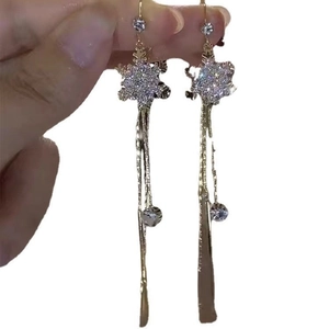 Eleganti orecchini a nappa a fiocco di neve in oro con strass scintillanti
