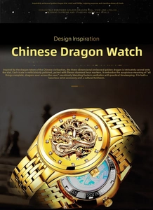 Détail macro d'une montre automatique dorée avec relief de dragon 3D et boîtier en acier