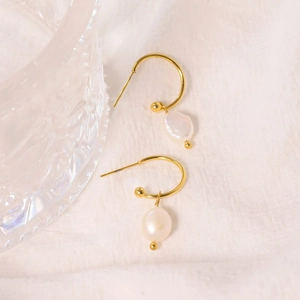 Minimalist C-shaped gold-plated stainless steel earrings with baroque pearl pendants