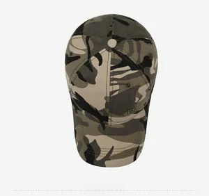 Vue de dessus de casquette de baseball camouflage avec broderie FS FASHION détaillée