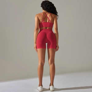 Detail von Yoga-BH mit Kreuzrücken und nahtlosen Scrunch-Shorts im rosaroten Sport-Set