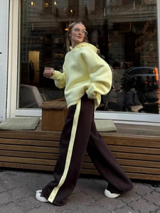 Set sportivo due pezzi con felpa con cappuccio e pantaloni larghi bicolore