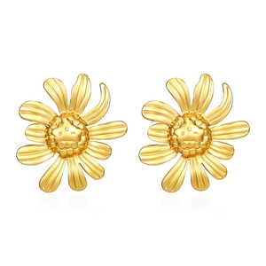 Detailed macro view of 18K gold-plated daisy stud earrings with polished petals