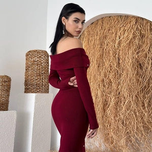 Détail d'une robe de soirée bordeaux moulante à épaules dénudées en maille pour femme