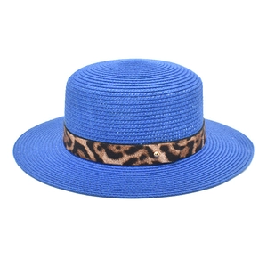 Cappello di paglia blu a cima piatta con fascia leopardata e borchia dorata per la spiaggia