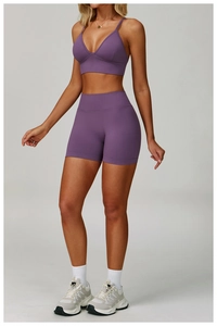 Détail d'un ensemble de yoga violet sans couture avec brassière col V et short de cycliste