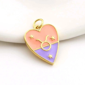 Vista macro del colgante Tauro de esmalte en forma de corazón bañado en oro 18K con diseño rosa