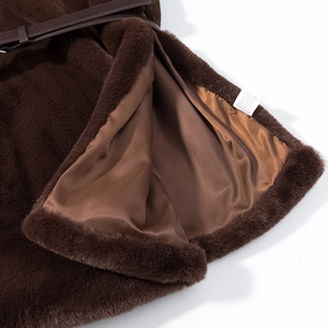 Gilet en fausse fourrure marron foncé avec doublure satinée et ceinture assortie