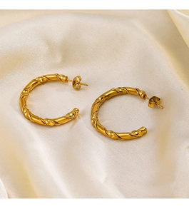 Close-up of 18K gold plated stainless steel C-shape earrings with twisted rope texture