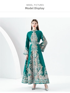 Dunkelgrünes Paisley-Maxikleid mit Stehkragen und ausgestellten Ärmeln in voller Ansicht