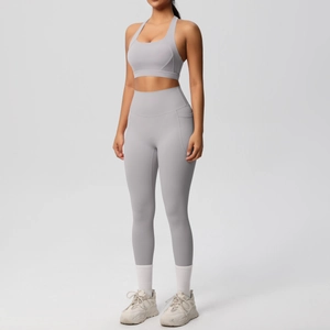 Dettaglio del set yoga malva con leggings a vita alta e tasche laterali funzionali