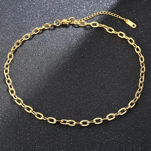 Dettaglio della catena in acciaio al titanio placcato oro 18k con chiusura a moschettone