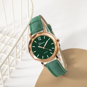 Détail de la montre à quartz verte vintage avec verre facetté et boîtier or rose