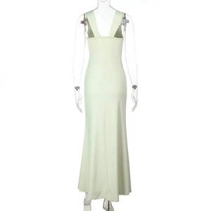 Détail du dos nu en V et du tissu vert menthe de la robe longue moulante pour femmes