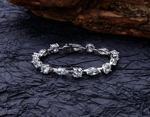 Vista macro del bracciale in argento S925 con zirconi a taglio rotondo e marquise lucidi