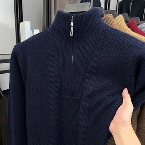 Detail eines dunkelblauen Strickpullovers mit dicker Rippstruktur und halbem Reißverschluss
