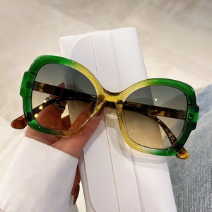 Retro Square Butterfly Frame Sunglasses UV400 Protection PC Fashion Oversized Gradient Lens Eyewear For Women