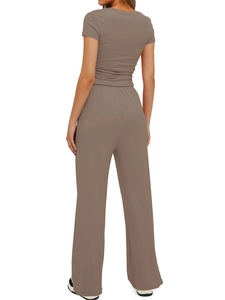 Vue arrière d'un ensemble marron foncé pour femme avec haut à manches courtes et pantalon
