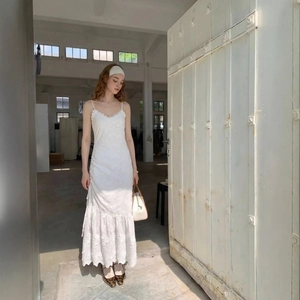 Robe longue élégante en dentelle blanche avec broderie florale et ourlet à volants