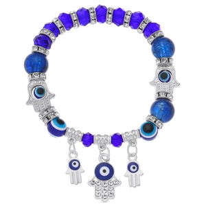 Detail van kralenarmband met donkerblauwe Hamsa-handbedeltjes en boze oog kralen