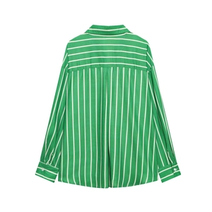 Détail du dos d'une chemise à rayures vertes et blanches avec coutures d'épaules horizontales
