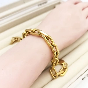Chunky gold stainless steel link chain bracelet with geometric oval ring design for men and women