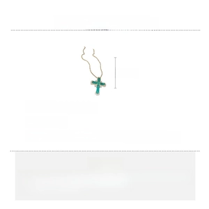 Détail du collier croix verte avec dimensions de la chaîne et informations matières