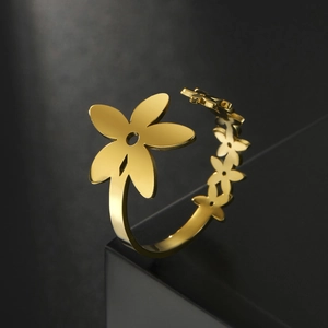 Elegant gold five-petal flower open ring in stainless steel with floral motif detail