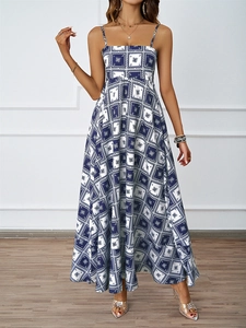 Détail de la robe longue bleue et blanche avec taille haute et imprimés de palmiers