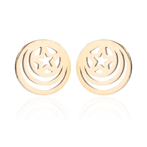 Détail de boucles d'oreilles dorées avec monture ronde et motif d'étoile évidée